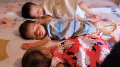Los trillizos nacieron hace 45 días en el hospital Mario Rivas de San Pedro Sula. Son dos niñas y un varón. Una de las pequeñas es la que presenta la complicación que la llevó a ser intervenida de emergencia.