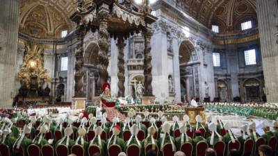 Por el momento, en el Vaticano se mantienen las misas dominicales, pero se han vaciado las pilas de agua bendita y se ha pedido no estrecharse la mano o besarse durante el intercambio de la paz.
