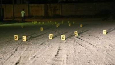 Autoridades encontraron múltiples casquillos de bala alrededor de la escena.