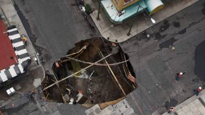 Vista aérea del hundimiento que se produjo a unos pocos metros del Paseo de la Reforma en la capital mexicana.