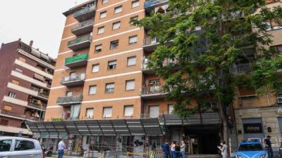 Un edificio en la Piazza Pecile en el distrito Garbatella de Roma, permanece en cuarentena ante el temor de que el brote se extienda a otros lugares de la capital italiana.