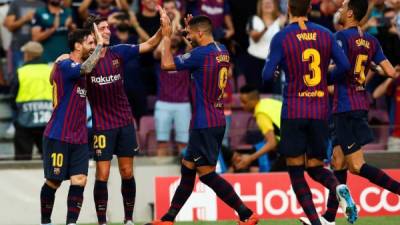 Los jugadores del Barcelona festejando uno de los goles de Messi. FOTO EFE.