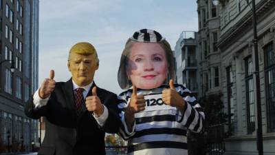 Partidarios del nominado presidencial republicano Donald Trump se disfrazaron de Hillary Clinton y Donald Trump mientras se reúnen para mostrar su apoyo al candidato republicano en Allentown, Pensilvania. AFP