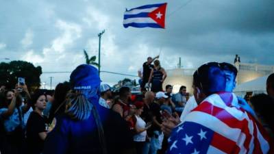 Cientos de cubanos salieron a exigir 'libertad' para la isla en una masiva protesta en Miami./AFP.