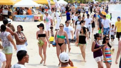 Las playas siguen siendo un imán que atrae a Honduras a los turistas salvadoreños.