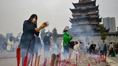Residentes de Wuhan recibieron el Año Nuevo chino con plegarias en monasterios.