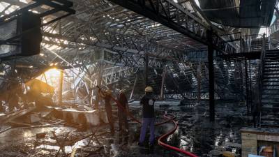 Bomberos apagan el incendio estructural en el parque de diversiones.