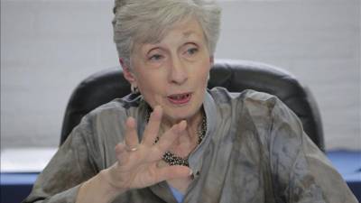 Doris Meissner, integrante del Instituto de Política Migratoria (MPI), habla durante una rueda de prensa este 8 de octubre de 2013, en San Salvador (El Salvador). EFE