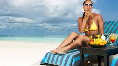 Disfrute del sol, pero recuerde proteger su piel y consumir muchas frutas.