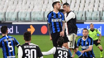 El duelo entre Juventus e Inter de Milán se disputó a puerta cerrada el domingo. Los locales ganaron 2-0 con goles de Ramsey y Dybala. Foto AFP.