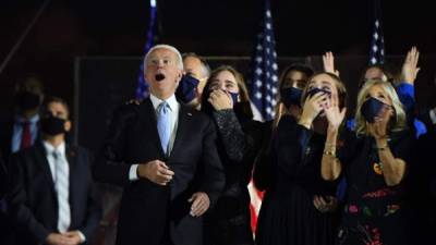 El presidente electo de EEUU, Joe Biden, pronunció su discurso de la victoria este sábado en Delaware, acompañado de su familia y de la vicepresidenta Kamala Harris.