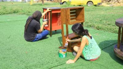 La imaginación de los chicos creadores de estos muebles no tiene límites, pueden hacer de unas simples ramplas diseños de muebles rústicos de alta calidad. La producción va desde zapateras, comedores, estantes para libros, escritorios, entre otros. Los jóvenes hacen roles de trabajo a fin de que todos puedan involucrarse y ganar ingresos. Fotos: Franklyn Muñoz.