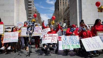 Activistas celebran la aprobación de un fondo de más de 2,000 millones de dólares para los indocumentados afectados por la pandemia en Nueva York./Foto Make The Road NY.