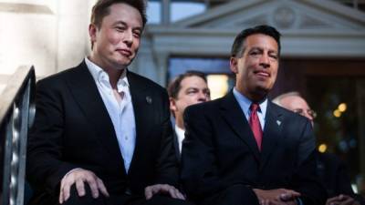 Elon Musk, CEO de Tesla con Brian Sandoval, Gobernador de Nevada, durante la conferencia de prensa en Carson City