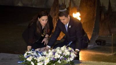 El presidente de Honduras, Juan Orlando Hernández, y su esposa Ana García depositan una corona de flores en la Sala del Recuerdo del Museo Conmemorativo del Holocausto Yad Vashem en Jerusalén.