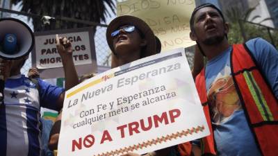Integrantes de la caravana del Viacrucis Migrante protestan en la embajada de Estados Unidos en Ciudad de México. EFE