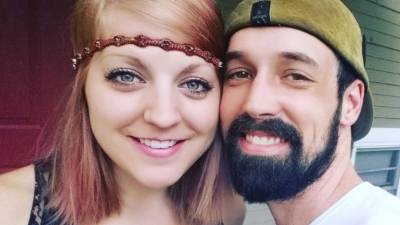 Samantha Adams y Cameron Kuhn se casaron mientras se oscurecían los cielos de los Estados Unidos.