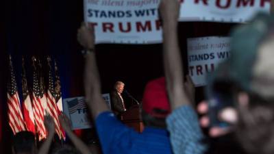 El multimillonario continúa celebrando sus eventos de campaña enfocado en la lucha antiterrorista y arremetiendo contra Clinton y Obama. Foto: AFP/Branden Camp