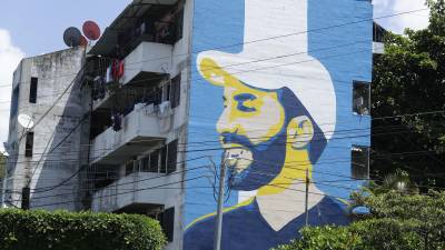Un mural del presidente salvadoreño, Nayib Bukele, en un edificio en San Salvador.