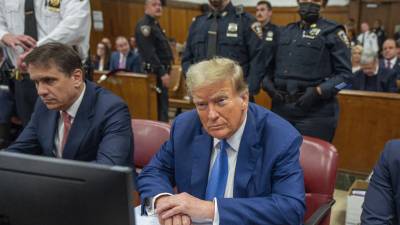 Trump debe decidir si testificará o no en el juicio en su contra por los pagos secretos a una ex actriz durante su campaña electoral.