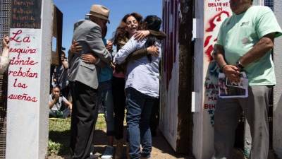 Las autoridades migratorias accedieron a abrir la puerta en la frontera entre San Diego y Tijuana. AFP.
