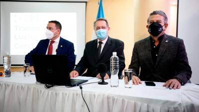 <b>El ministro de Transparencia, Edmundo Orellana (centro), junto al viceministro y ministro de Gobernación, Sergio Coello, y Tomás Vaquero, respectivamente, en la oficialización.</b>