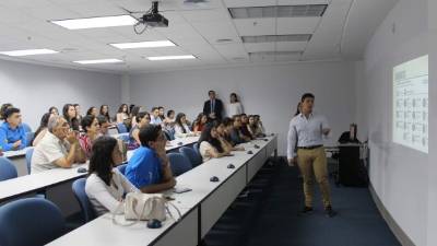 Alumnos exponen en un aula de Unitec.