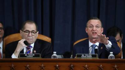 El congresista demócrata Jerrold Nadler y el republicano Doug Collin lideran el Comité Judicial de la Cámara de Representantes que entrevista a nuevos testigos contra Trump./AFP.