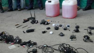 Autoridades de la Fuerza de Seguridad Interinstitucional Nacional (Fusina) decomisaron este jueves varias armas en el Centro Penal de San Pedro Sula, zona norte de Honduras, y llamó la atención además el hallazgo de gasolina.