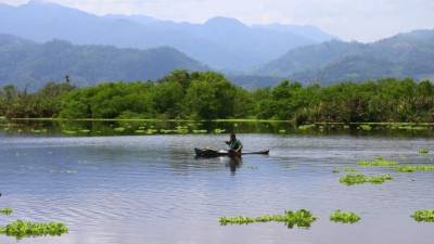 La cercanía al mar permite a los viajeros disfrutar de deportes como el kayak.