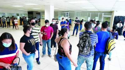 Derechohabientes realizan distintos trámites en el área de admisión del IHSS. Foto:Yoseph Amaya.