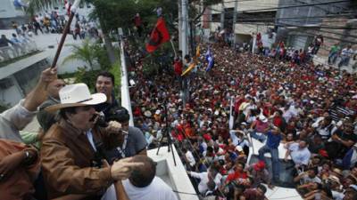 El presidente depuesto de Honduras, Manuel Zelaya, habla a sus seguidores desde el interior de la embajada de Brasil en Tegucigalpa, Lunes, 21 de septiembre de 2009. Zelaya dijo que regresó a Honduras el lunes para reclamar su presidencia, desafiando las amenazas de arresto y los partidarios de invocación. (AP Photo / Esteban Felix)