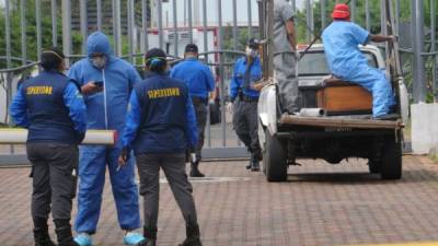 Familiares de una persona que murió por coronavirus, llegan para recibir sus restos en la morgue en Guayaquil. Foto: AFP