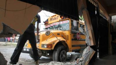 El choque afortunadamente no dejó personas heridas, solo ocasionó daños materiales.