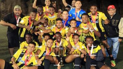 Los jugadores juveniles del Real España posando con el trofeo de campeones de Reservas. Foto Ronald Aceituno