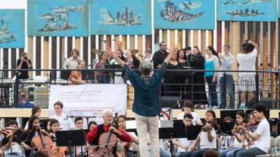 El concierto atrajo a muchas personas y el nombre, 'Derriben este muro' es muy significativo para los alemanes, pues hace alusión a una frase pronunciada por el expresidente estadounidense Ronald Reagan en 1987, en referencia al Muro de Berlín.