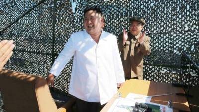 Kim Jong-un se mostró contento tras finalizar las 'éxitosas' pruebas. AFP.