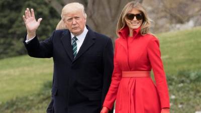 El presidente de EE. UU., Donald J. Trump (I) junto a la primera dama, Melania Trump (D). EFE/Archivo