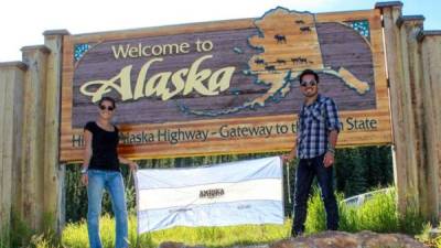 Lucas Cárdenas y Florencia Bratovich llegaron al momento que tenían en mente desde que salieron de casa: el letrero de madera con el mensaje 'Welcome to Alaska' (Bienvenidos a Alaska).