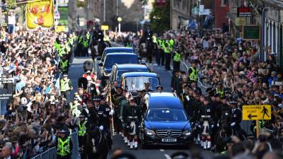 Miles de personas se despiden de la reina Isabel II con una masiva procesión en Edimburgo.