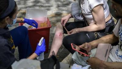 Enfermeros atienden a pacientes afectados por la droga tranq en Nueva York.