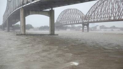 Tras un breve período como el primer huracán de la temporada, Barry tocó tierra este sábado en la costa de Luisiana y se debilitó hasta regresar a la clasificación de tormenta tropical, mientras se movía lentamente hacia Nueva Orleans.