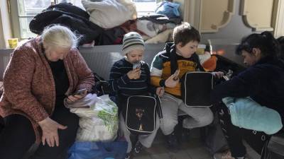 Cientos de ciudadanos ucranianos llegados de distintas ciudades de Ucrania esperan hoy Domingo en la estación polaca de Przemysl, desde donde pondrán rumbo a otros lugares de Polonia o a otros paises de Europa.