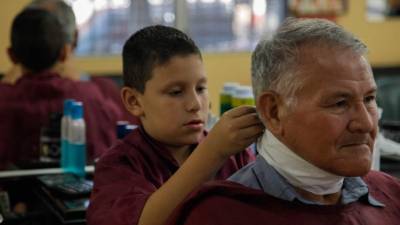 El pequeño admite que todavía le falta mucho que aprender para ser un peluquero profesional.