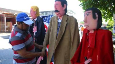 Desde que comienza diciembre, estos monigotes están en una acera en la 12 calle, entre la 13 y 14 avenidas, del barrio Cabañas. Fotos: Franklyn Muñoz