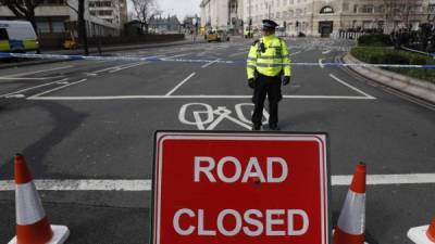 Un oficial de policía bloquea el acceso al puente de Westminster en Londres un día después del ataque terrorista en Westminster. AFP