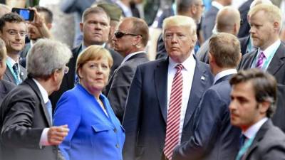 (De izq a der) El primer ministro italiano, Paolo Gentiloni; la canciller alemana, Angela Merkel, y el presidente estadounidense, Donald Trump, tras posar para la foto de familia de la cumbre del G7 celebrada en Taormina (Italia) el pasado fin de semana. EFE