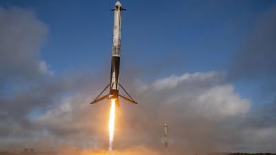 El Falcon Heavy despegó desde la plataforma de lanzamiento del Centro Espacial Kennedy.