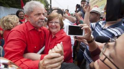 El expresidente brasileño Luiz Inácio Lula da Silva votó hoy en Sao Bernardo do Campo, ciudad en la región metropolitana de Sao Paulo y donde inició su carrera política, con la 'esperanza y la expectativa' en la reelección de su correligionaria Dilma Rousseff.