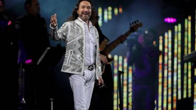 Nacido en Michoacán, Marco Antonio Solís creó su primer grupo, Los Hermanitos Solís, cuando apenas tenía 12 años, junto a su hermano Joel.